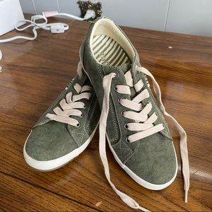 Taos footwear Star olive wash green canvas lace up sneakers   Size 8
